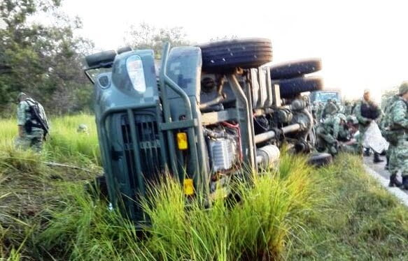 Vuelca camión militar, hay 12 heridos