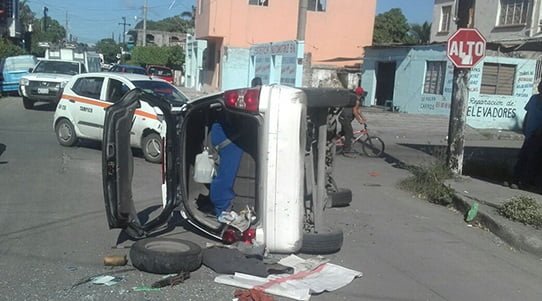 Taxista se pasa alto y vuelca
