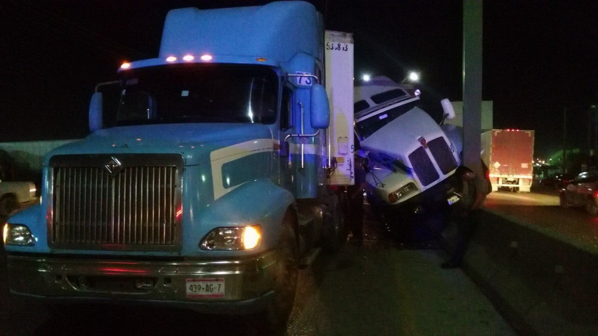 Chocan tráileres en Nuevo Laredo