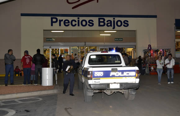 Roban camioneta en estacionamiento de Walmart