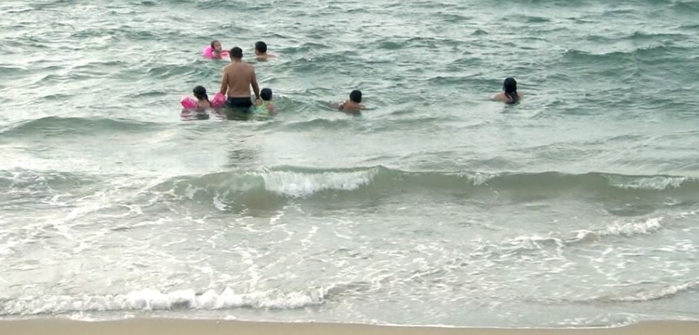 Niña fue arrastrada por una ola en Playa Miramar
