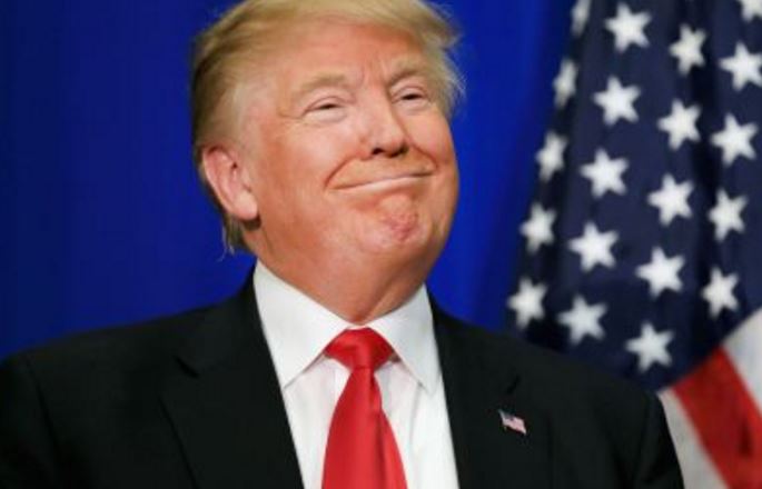 Trump rechaza investigar a Clinton por escándalo de correos
