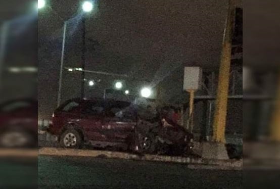 Conductor resulta herido tras chocar con poste