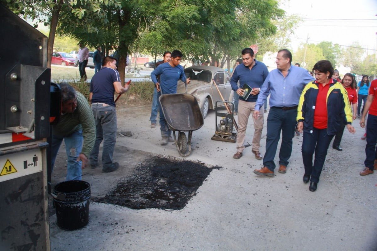 Supervisa Óscar Almaraz trabajo de bacheo intensivo