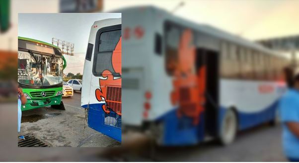 Choque entre microbuses deja 4 personas lesionadas