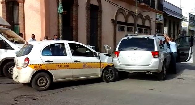 Choque deja a pasajera lesionada (VIDEO)