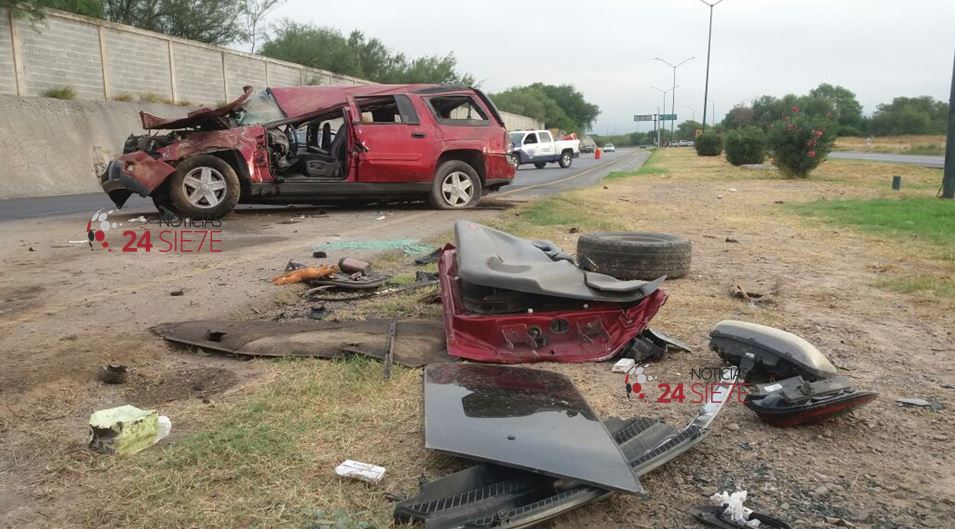 Mujer hospitalizada tras volcar en Boulevard de Nuevo Laredo