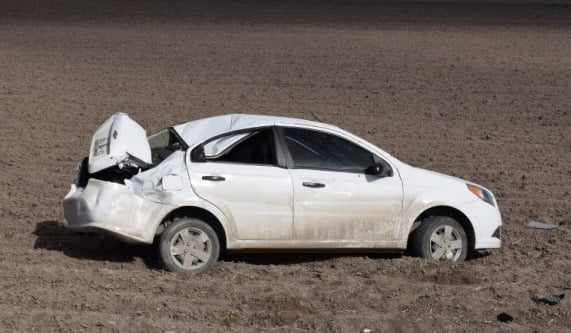 Mujer resulta lesionada en volcadura
