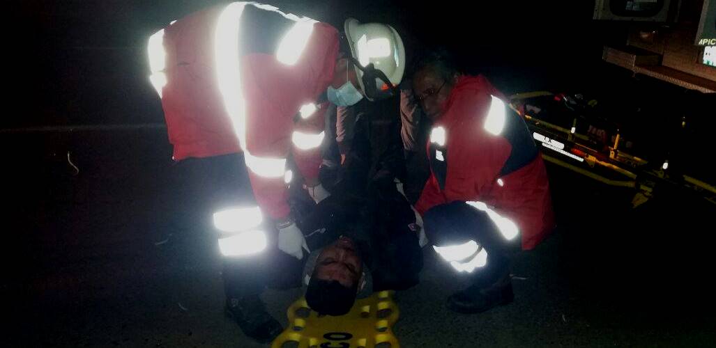 Resulta lesionado tras derrapar moto