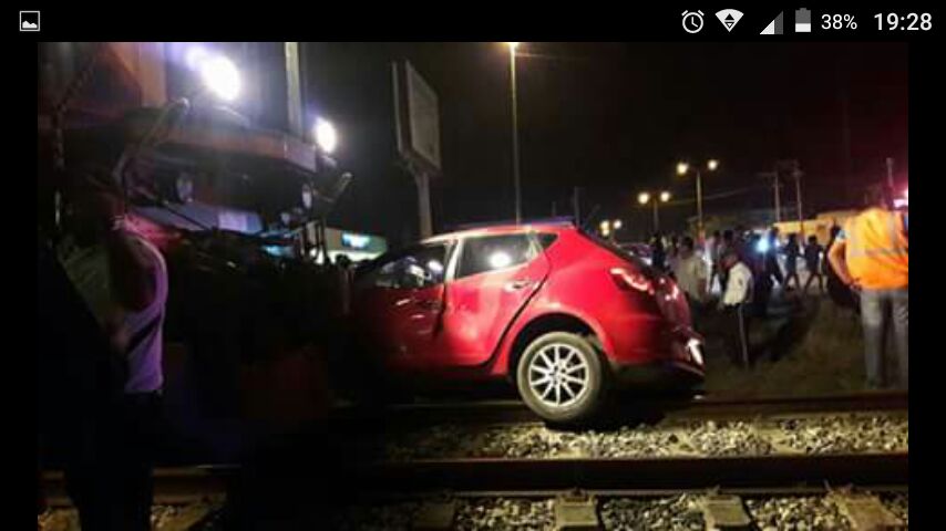 Imprudente automovilista es embestido por el tren y casi muere
