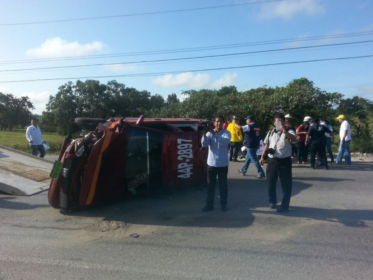 Carro de ruta choca con retroescavadora, hay 6 heridos