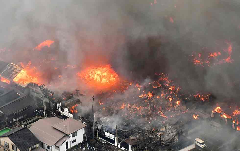 Incendio consume 140 casas en Japón