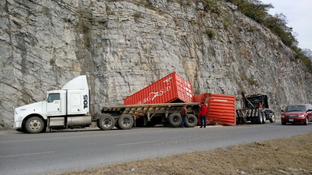 Se desprenden contenedores de tráiler cargados de arroz