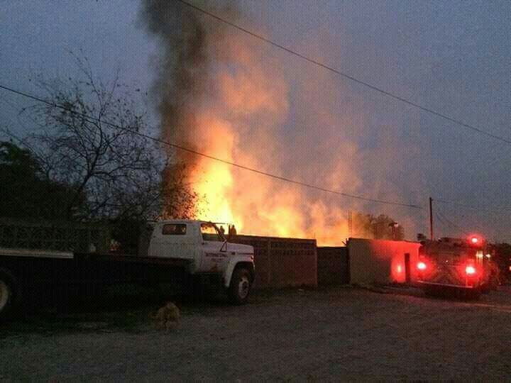 Incendio en «tarimera» moviliza a bomberos