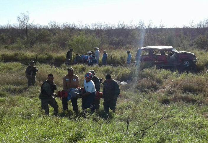 Muere mujer decapitada tras volcadura