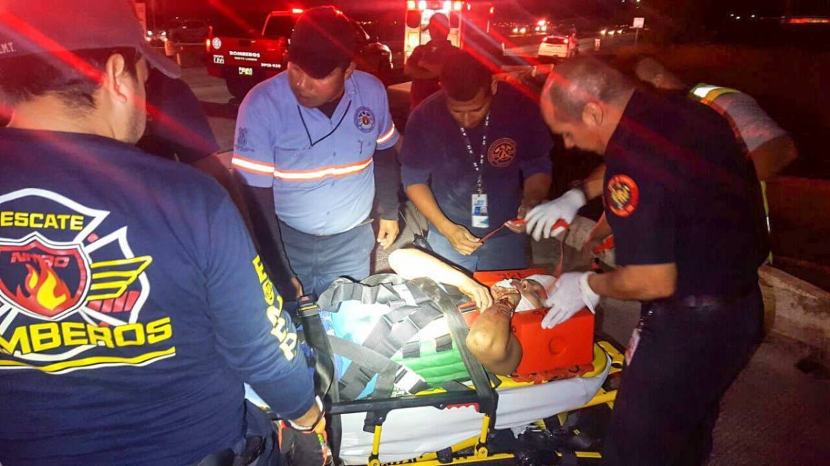 Camioneta embiste automóvil, hay 7 personas hospitalizadas