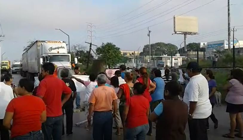 Bloquean habitantes inconformes vialidad en Tampico (VIDEO)