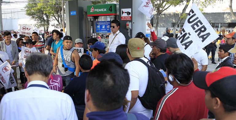 Amenazan con cerrar mil 800 gasolineras en el país