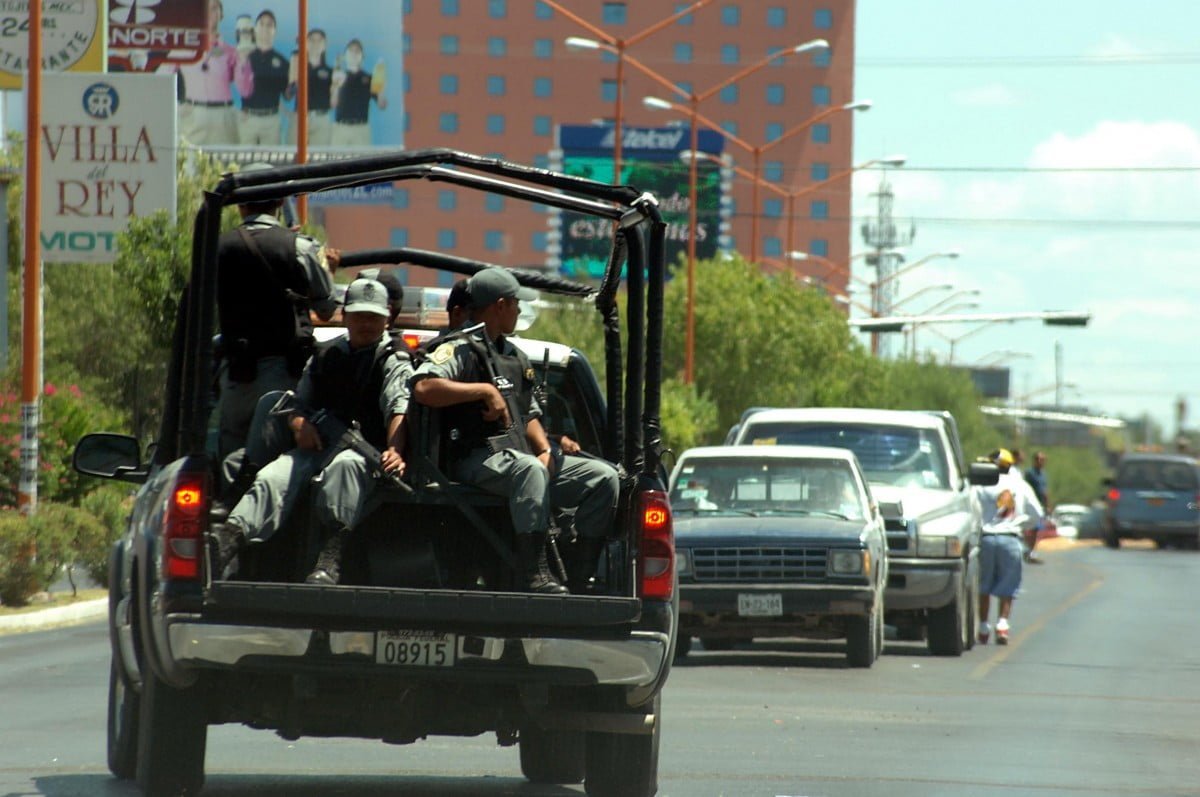Delincuentes agreden a policías; dos inocentes resultan lesionados