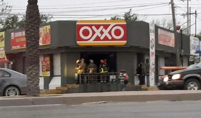 Se incendia Oxxo y lo reportan como pérdida total