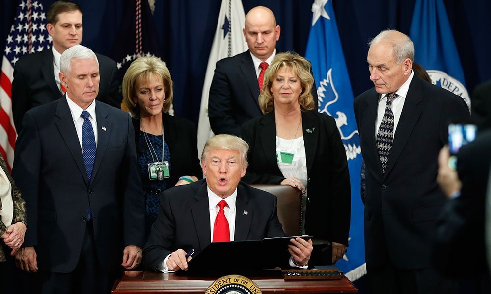 Firma Trump orden ejecutiva para construir el muro con México