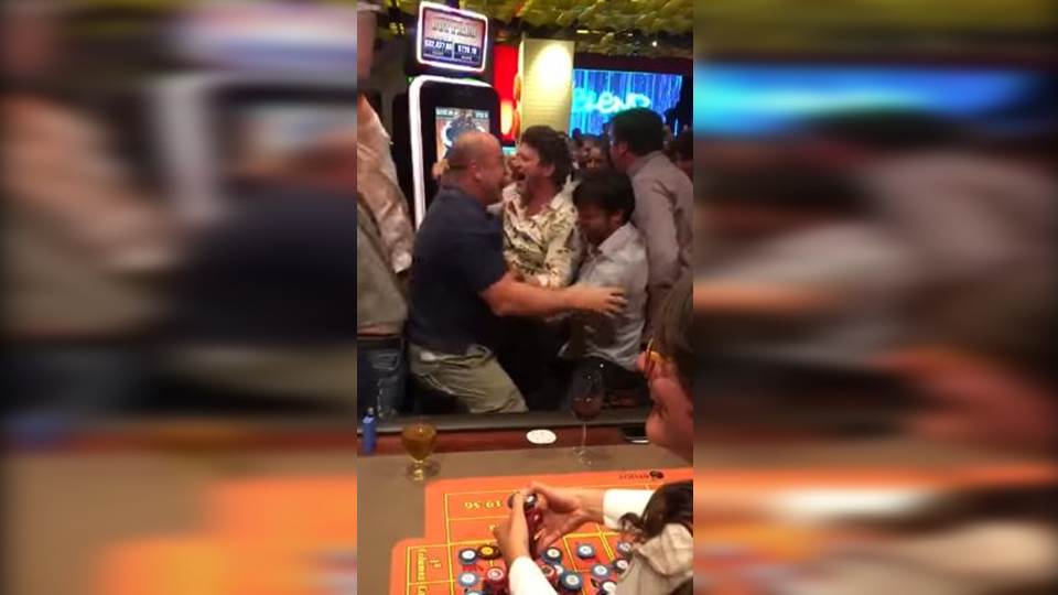 Lo apostó todo en la ruleta y ganó 50 mil dólares (VIDEO)