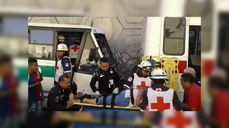 Microbús se queda sin frenos; hay 12 pasajeros heridos (VIDEO)