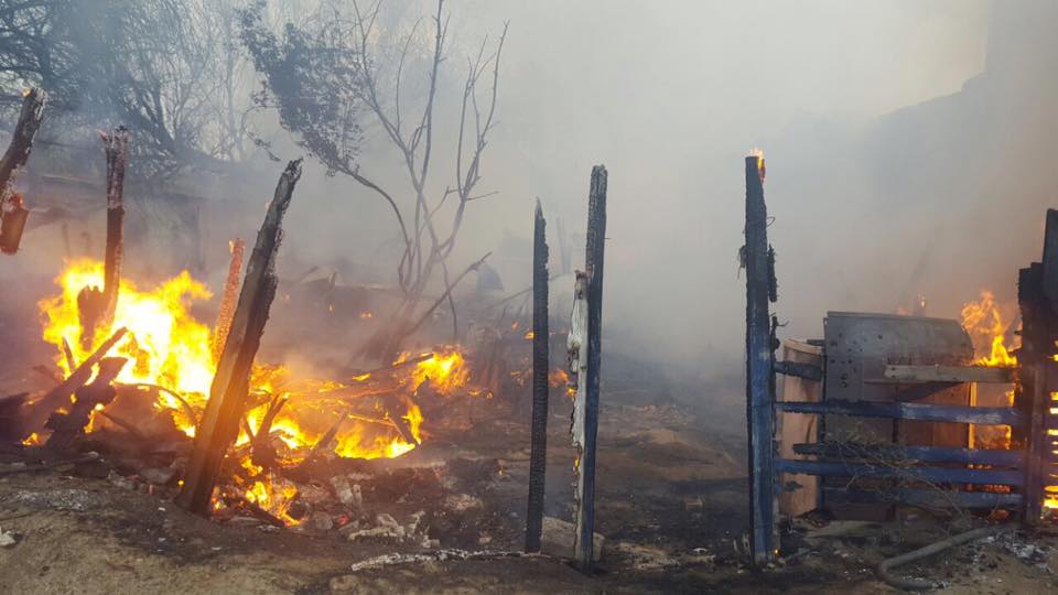Fuego consume dos viviendas, familias lo pierden todo
