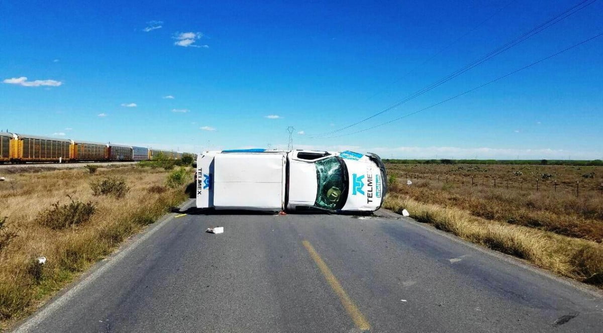 Vuelca camioneta de Telmex; conductor iba en Infinitum