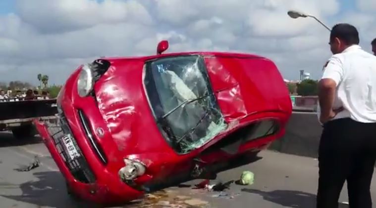 Seminarista resulta lesionado al volcar automóvil