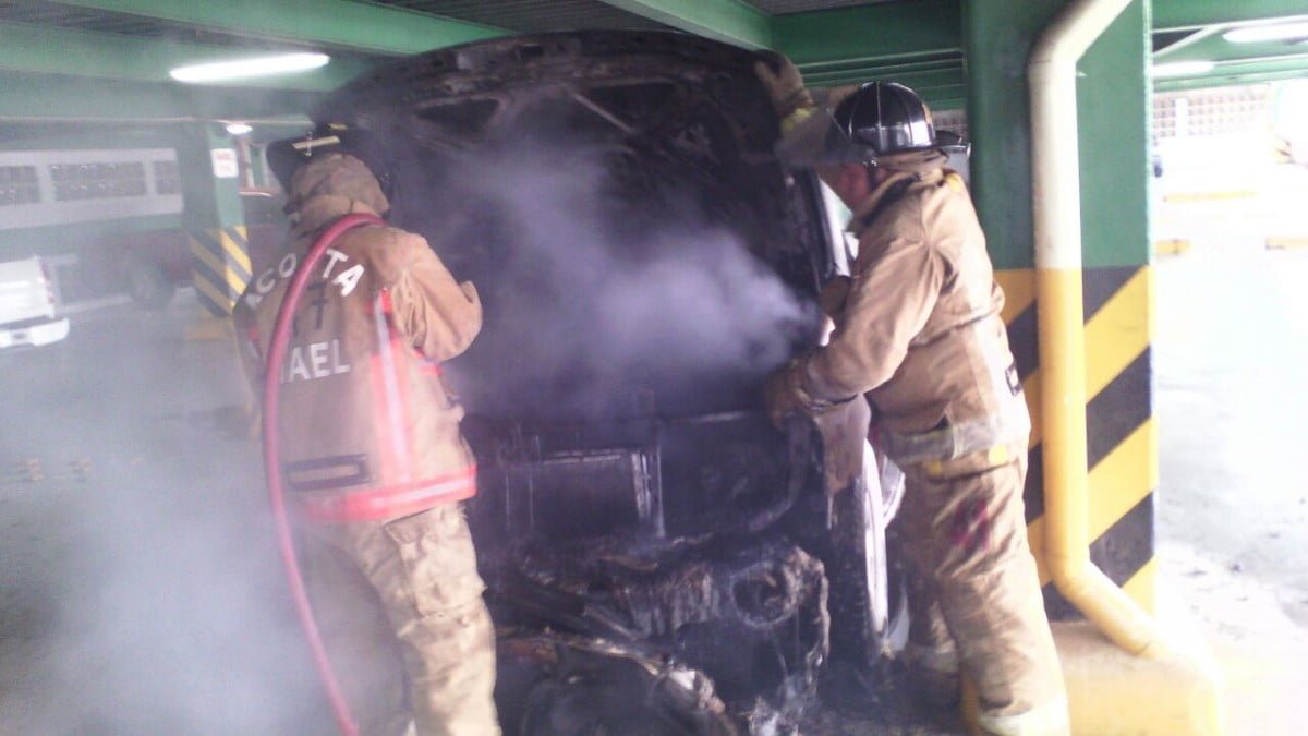 Alarma en estacionamiento de hospital, camioneta se incendia