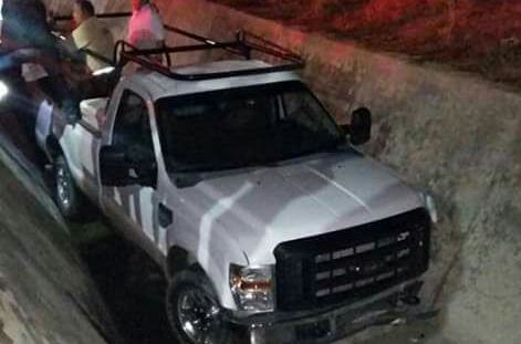 Camioneta cae a canal; chófer resulta lesionado