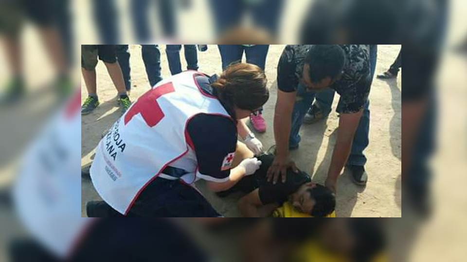 Muere al caerle camioneta encima; intentó arrancarla desde la marcha