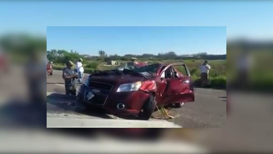 Por poco le cuesta la vida; vuelca por ir a exceso de velocidad