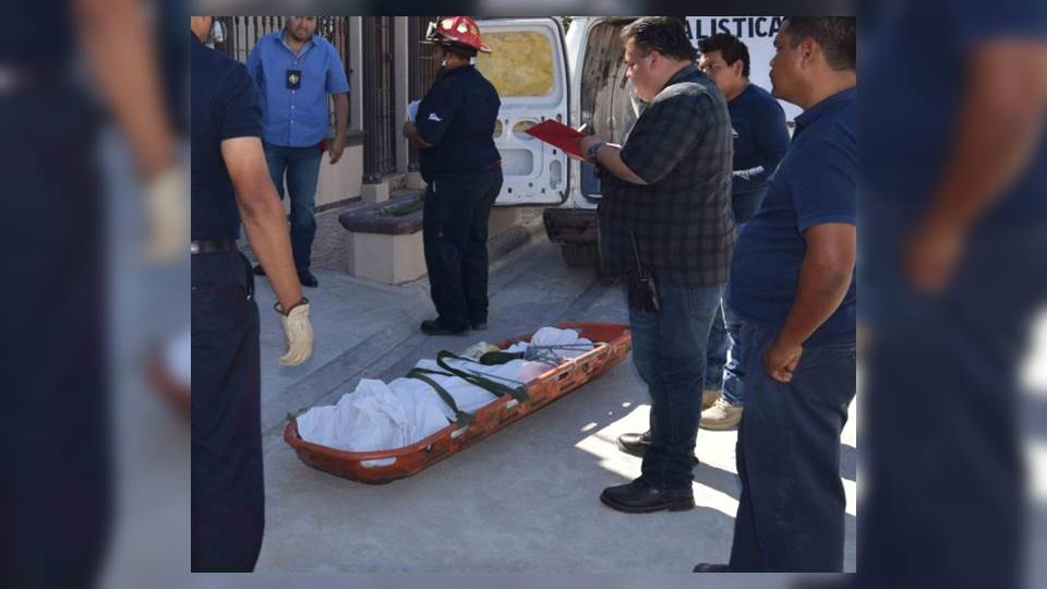 Joven pintor muere electrocutado; toca cables con el palo del rodillo
