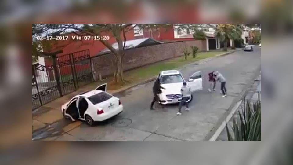 Cámara de seguridad capta secuestro de mujer en Michoacán (VIDEO)