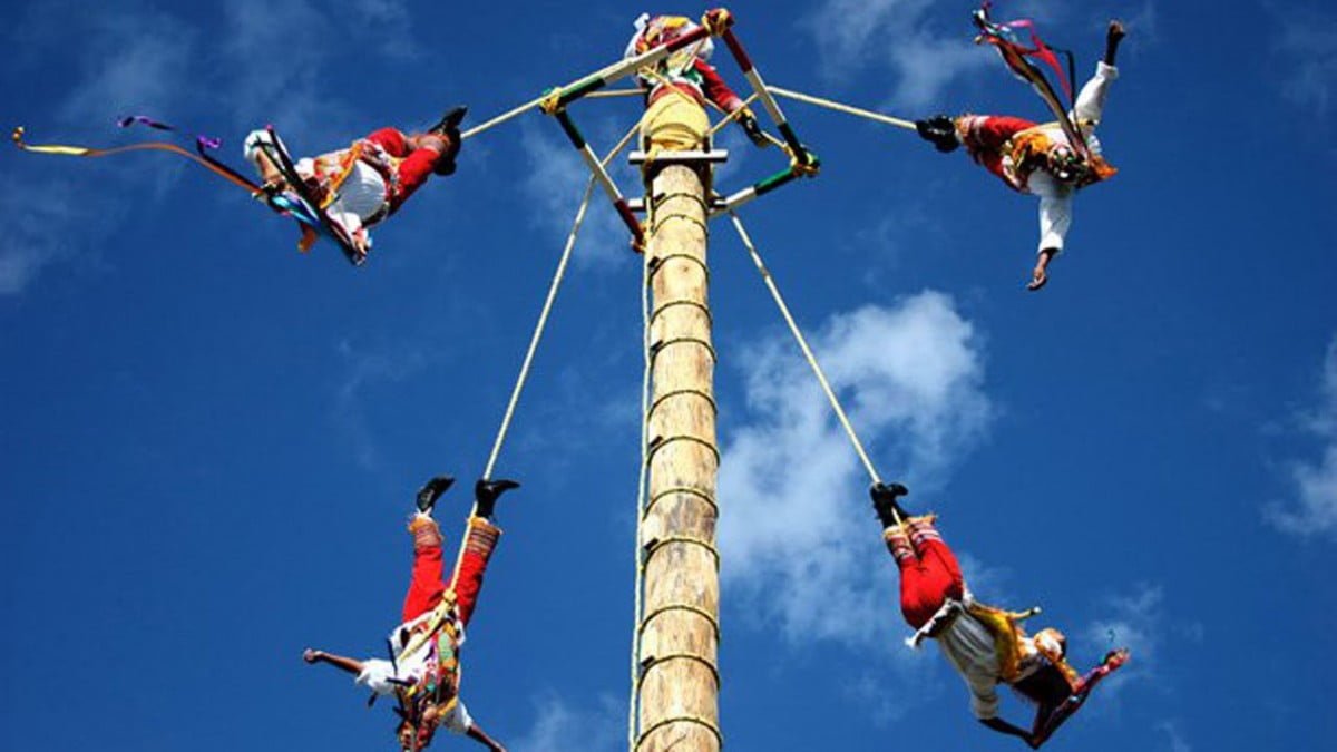 Cesan a funcionario que pidió exterminar a voladores de Papantla