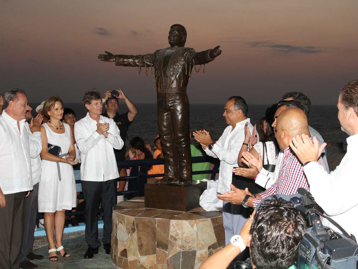 Develan estatua de Juan Gabriel en el balneario de Acapulco