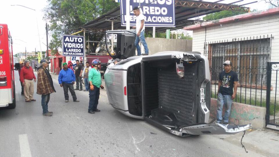 Joven conductora se va en contra y provoca choque con volcadura