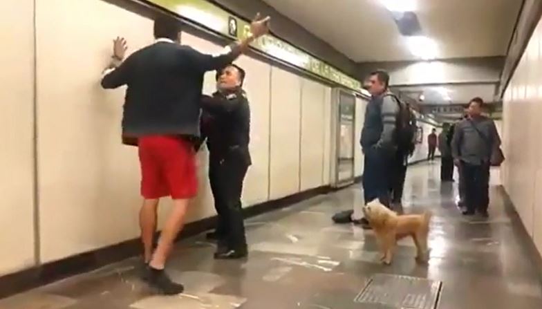 Intenta golpear a policía del Metro por impedir acceso a su mascota #LordPerrito (VIDEO)