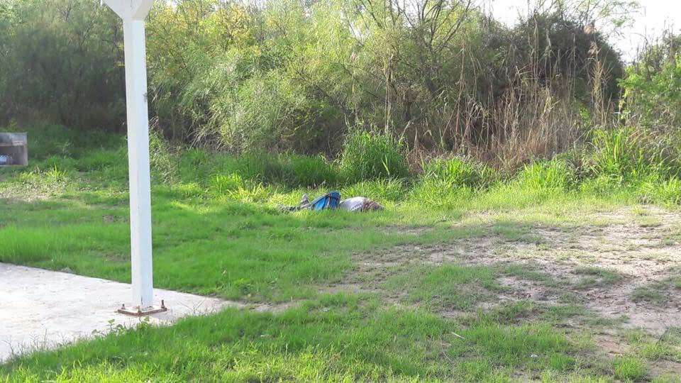 Hallan cadáver de anciano en parque recreativo