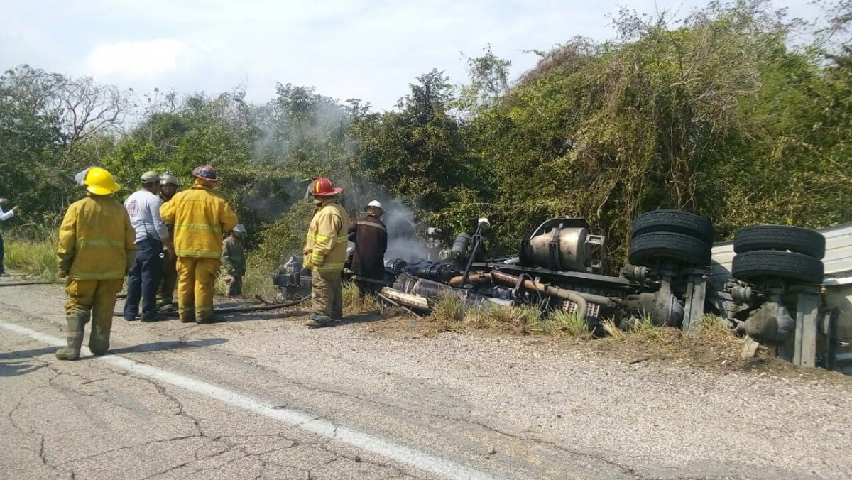 Chofer vuelca su tráiler y muere tras explosión