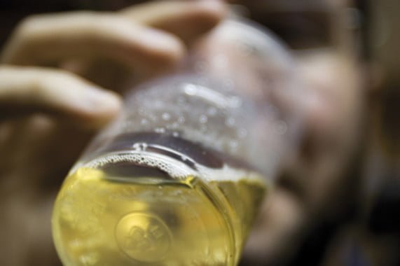 Hombre es violado por sus amigos de parranda