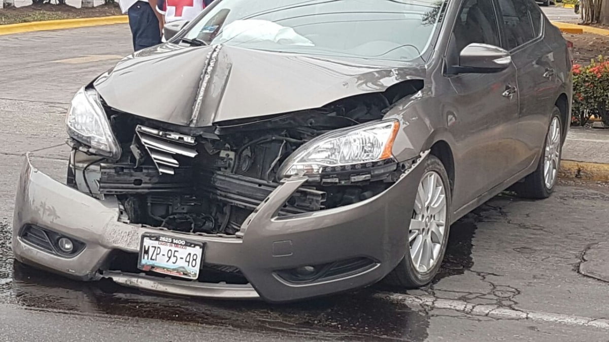 Mujer no controla su auto y lo choca contra un poste
