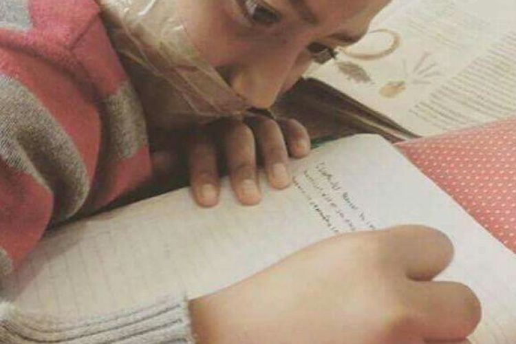 Despiden a maestra por amordazar a alumno y exhibirlo en Facebook