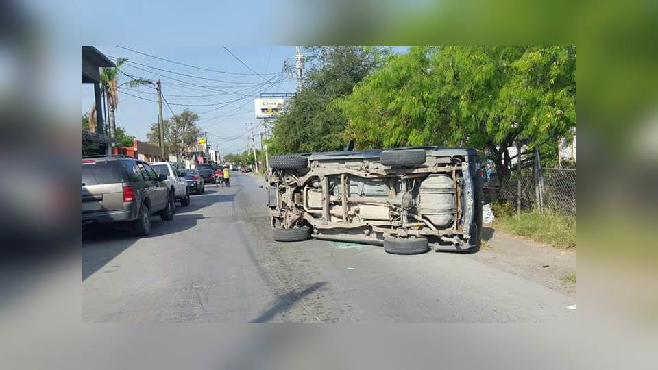 Araña lo espanta y automovilista termina volcado