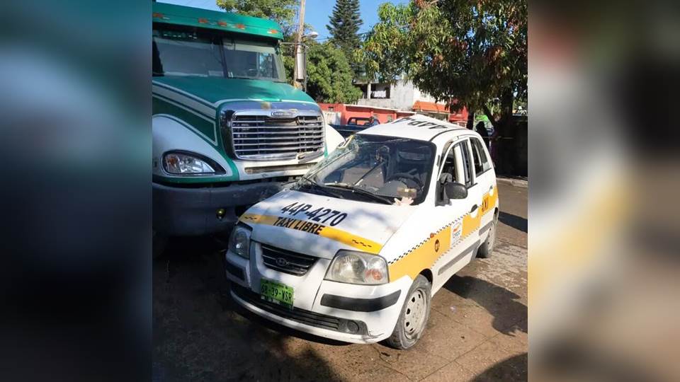 Muere joven pasajero de taxi, tras aparatoso choque con tráiler