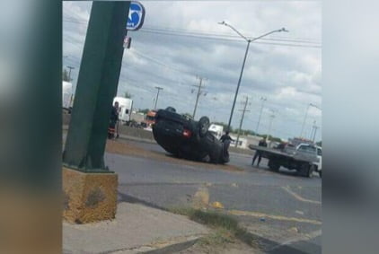 Distraído conductor termina con su camioneta volcada