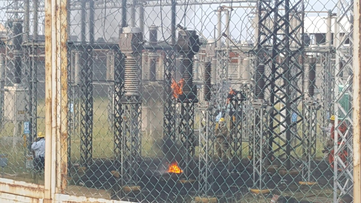 Se quedan sin luz por incendio en Subestación de la CFE
