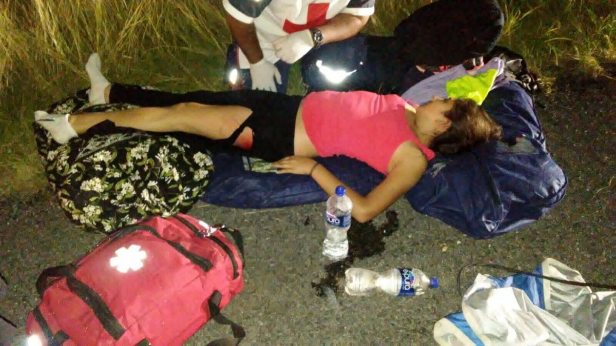 Tráiler impacta a camioneta estacionada y vuelca; menor resulta lesionada